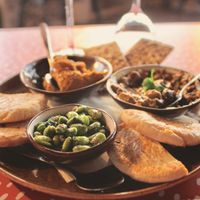 Tandoori hummus , Cambodjaanse bruiloftsdip, gekruide edamame bonen geserveerd met plat brood en meergranen crackers at Zus en Zo in Bocholt