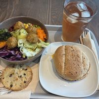 Pris un autre plat ce jour, c'était succulent ! Surtout le cookie fourré à l'abricot et au framboise 😍  at Copper Branch - Bourgoin in Bourgoin-jallieu