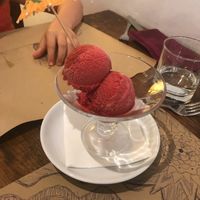 Gelado vegan de framboesa at Terra Restaurante Natural in Lisbon