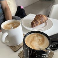 Cappuccino mit Soja Milch, Veganer Croissant.  at Mamacita Cafè - Sweet & Salty in Salo
