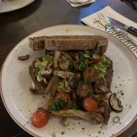 Bospaddestoelen toast met avocado  at 't Koffiehuuske in Heerlen