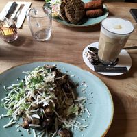 Vegan paddenstoelen-avocado toast en koffie met havermelk at 't Koffiehuuske in Heerlen