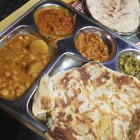 Currys mit gefülltem Naanbrot at Krishna Bhavan - 5eme in Paris