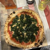 Spinat Pizza mit viel Knoblauch   at La Bufalina in Solingen