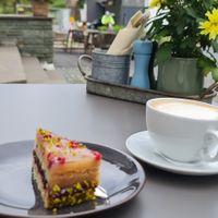 Birnen Kuchen Vegan und Cappuccino mit Hafermilch at Café Die Alte Schule in Hennef