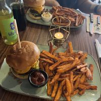 Röstiburger mit Süßkartoffelpommes   at Apple & Eve - Vegan & tierisch lecker in Hamburg