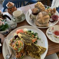 Links: Syrisches Frühstück (herzhaft), rechts: Holländisches Frühstück (süß)  at Resonanz in Kiel