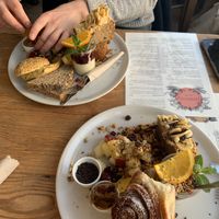 Links = Holländisches Frühstück; Rechts = Amerikanisches Frühstück   at Resonanz in Kiel