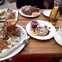 Syrisches Frühstück (ohne Taboule), französ. Frühstück + 2 extra Croissants + extra Marmelade + extra Pancake + extra große Marmelade, mexikanischer Chai Latte mit Hafermilch at Resonanz in Kiel
