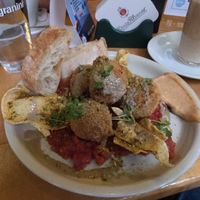 Croquettas (vegan): 
"knusprig gebackene Croquettas auf lauwarmem Tomatenragout, mit getr. Aprikosen und Äpfeln, Papadam, Tahini, Pistazien und Harissadip, dazu ein Pan de Cristal at Finkenkrug in Duisburg