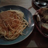 Pasta Bolonessa w/ Garlic Bread at Condor Cafe in Sucre