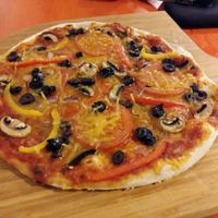 Vegan pizza in 'De Vegetarische Pizzeria' at De Vegetarische Snackbar in The Hague