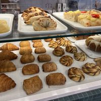 O croissant é deslumbrante. Mas também há empanadas, foccacias,…. É uma loucura as opções! 🤩  at Teva Deli in Rio De Janeiro