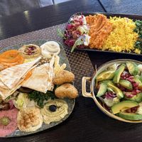 Im Restaurant sehr lecker und große Portionen. Würd ich immer wieder hingehen. Bestellung jedoch find ich frech, man zahlt auf alle Gerichte 2€ on top und bekommt viel weniger  at Vegan_Us in Worms