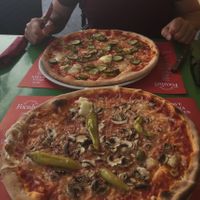 Vegan cheese pizza at Pizzeria Foculus in Ljubljana