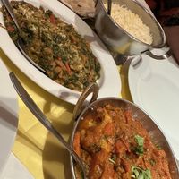 Spinazie en champignon curry (medium heet) en groenten curry. Met chapati (let op in de naan zit melk) en rijst  at Touch of India in Eindhoven