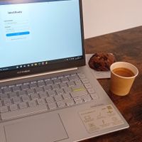 Trabajando con mi galleta y cafe #Veganuary at Coronats in Valencia