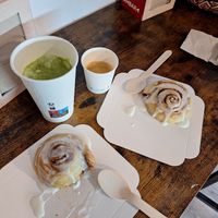Rollos de canela, matcha latte y café at Coronats in Valencia