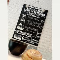 Hoy fui por una tarta y terminé con café + un rollo at Coronats in Valencia