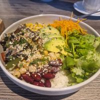 Vegetarische Reisbowl, auf Wunsch ganz einfach veganisiert, da alles frisch zubereitet wird. at mi . . . Café & Bar in Moerfelden-walldorf
