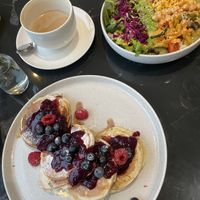 Leckerer Hafer-Cappuccino, vegane Pancakes und farbenfrohe Bowl  at mi . . . Café & Bar in Moerfelden-walldorf