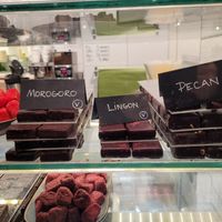 Vegan options marked with a «V» at Berzelii Choklad in Gothenburg