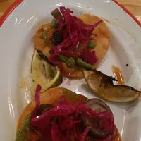 Tacos de tinga de puerro, shiitake, col lombarda encurtida, mole verde y lima a la plancha. at Rasoterra in Barcelona