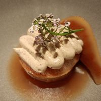 Cake con avellanas y pera at Rasoterra in Barcelona