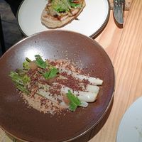 Calçots amb salsa romesco i flatbread amb carxofes at Rasoterra in Barcelona