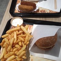 Chips, sauce, visburger, zeewierkroket, shroomkroket, kipcorn, bereklauw at Pepas Vegan Frituur in Leuven