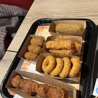 Grizzly, bospaddenstoelenkroketjes, cheese rings, fish sticks en zeewierkroket    at Pepas Vegan Frituur in Leuven