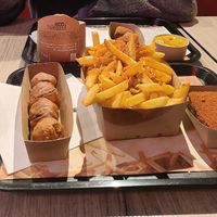 Grizzly, frietjes met satekruiden, joppiesaus en bamischijf at Pepas Vegan Frituur in Leuven