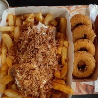 Julientje, Cheesy onion rings en Grizzly at Pepas Vegan Frituur in Leuven