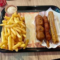 Frietjes met veganaise en huisgemaakte Grizzly, Sito en Viandel at Pepas Vegan Frituur in Leuven