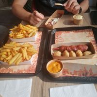 Eerste keer dat ik lang moet nadenken welke snack ik neem door het grote aanbod. Heel lekkere frieten en vriendelijke bediening. at Pepas Vegan Frituur in Leuven