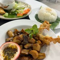 Champignons au fruit de la passion et spring rolls at An Nhi Chay in Hue