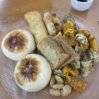 All vegan : Chinese bread/bun, spring rool, tofu empanada, tofu, veggies  at La Vianda Feliz Asunción in Asuncion