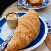 croissant mit cashewmus und kuchen at Kaufladen Café  in Speyer