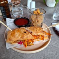 Vegan sandwich : houmous, carottes, aubergine. Différents types de frites au choix ou salade. at Restaurant Ave Del Paraiso in La Fortuna