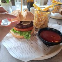 Mushroom burger (different from portobello burger). Not enough vegan cheese 🤭 at Restaurant Ave Del Paraiso in La Fortuna