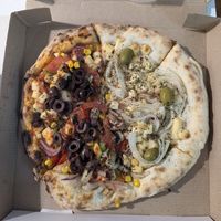 Mitad classic y mitad fugazza (chica) at Urban Jazz Pizza in Buenos Aires