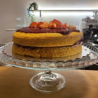 Vegan carrot cake with fresh strawberries and jam  at Ju De Ló in Matosinhos