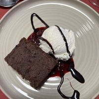 Brownie com bola de gelado - brownie and vanilla ice cream   at SHANTI - Cantina Vegan in Marinha Grande