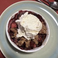Crumble com bola de gelado - Crumble and vanilla ice cream   at SHANTI - Cantina Vegan in Marinha Grande