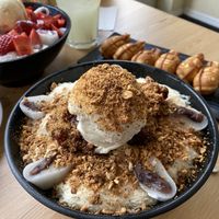 Bingsoo mit Hafermilch, roter Bohnenpaste und Vanilleeis  at Kyubang Cafe & Gallery in Frankfurt