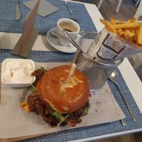 Burger met friet en vegan mayo at Kleines Strandhaus in Sellin