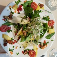 Raw salade met mango at Veggies on Fire in The Hague