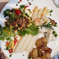 Asperges met satan, salade en in water gebakken aardappeltjes at Veggies on Fire in The Hague