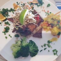 Gekruide tempeh met rijst en groente at Veggies on Fire in The Hague