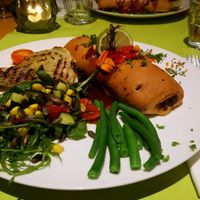 Brooddeegrol met Seitan, Mega lekker!! at Veggies on Fire in The Hague